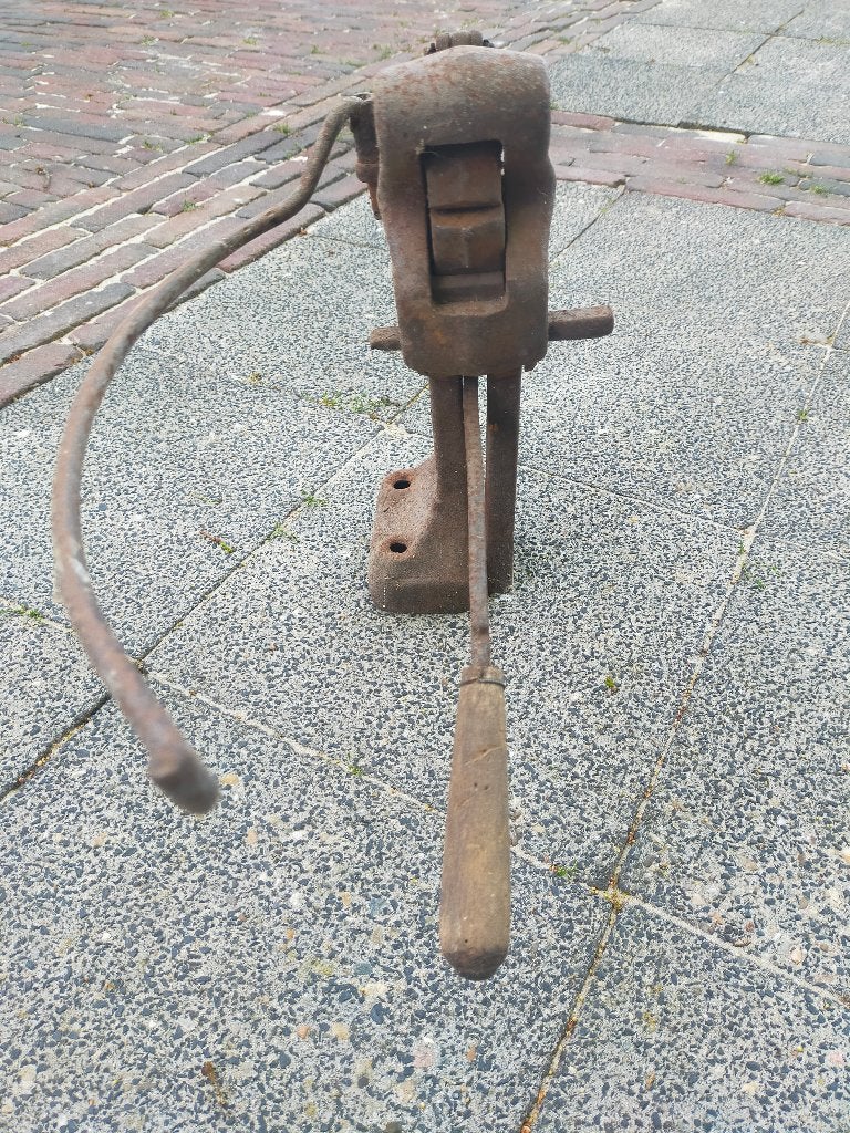 Antiek roestig apparaat voor de zeis te scherpen, Antiek en Kunst, Ophalen