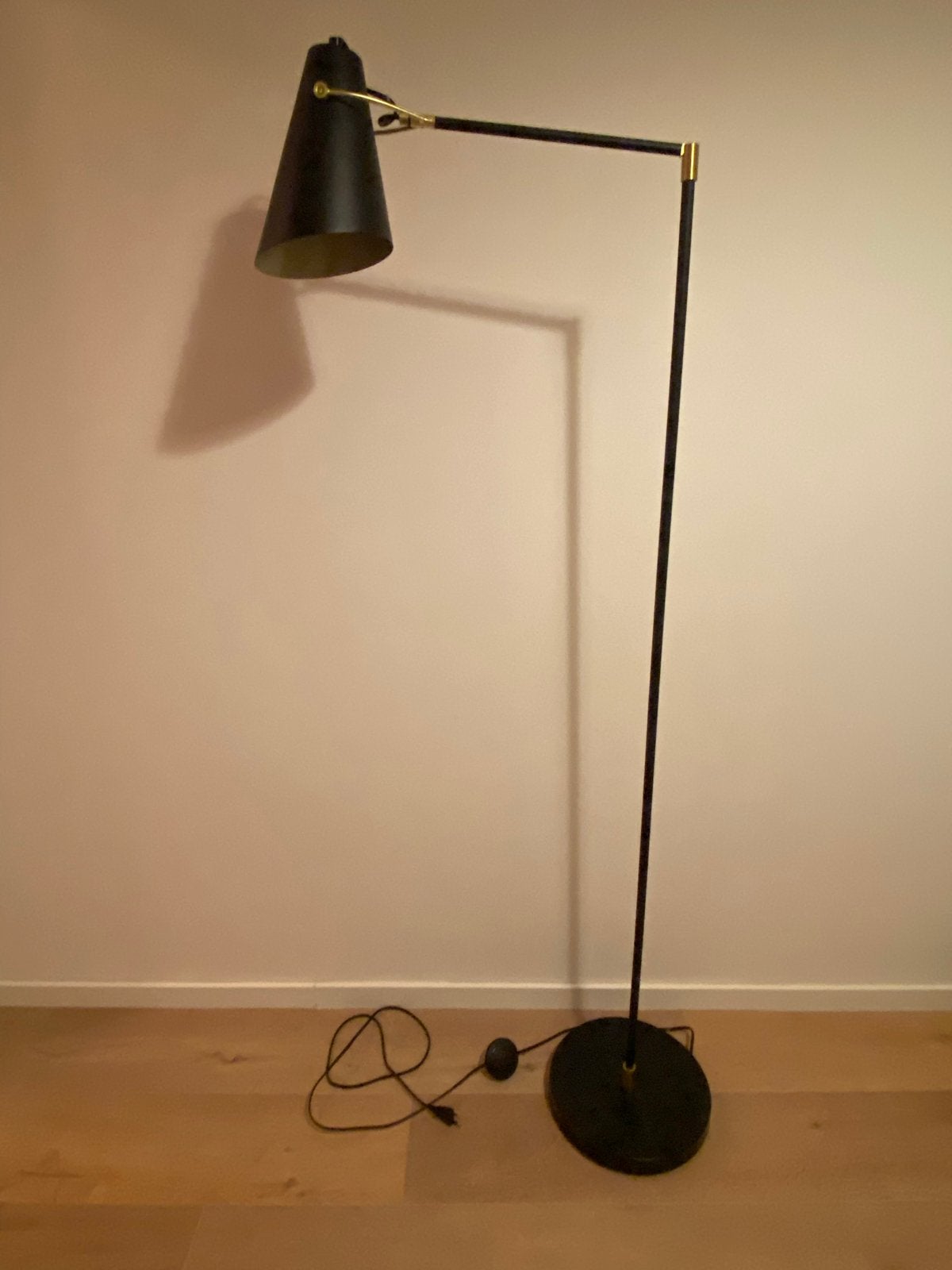 Hippe Zwarte Vloerlamp met Gouden Details, Ophalen, E27 (groot), Zo goed als nieuw, Metaal