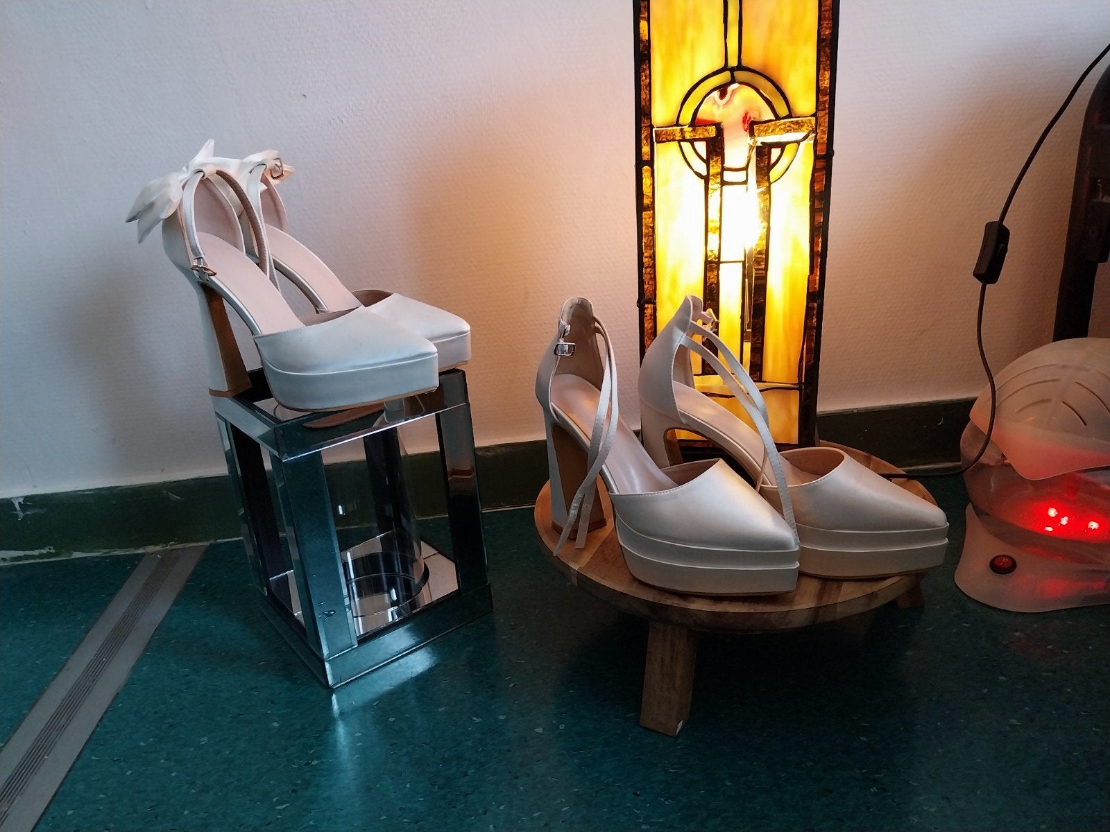 mooie Witte Satijnen pumps merk, Kleding | Dames, Schoenen, Ophalen of Verzenden, Zo goed als nieuw, Wit