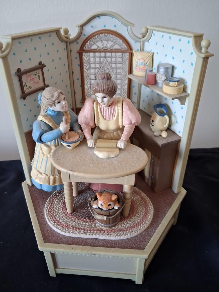 Enesco Speeldoos Small World - Bakken met Liefde, Ophalen of Verzenden