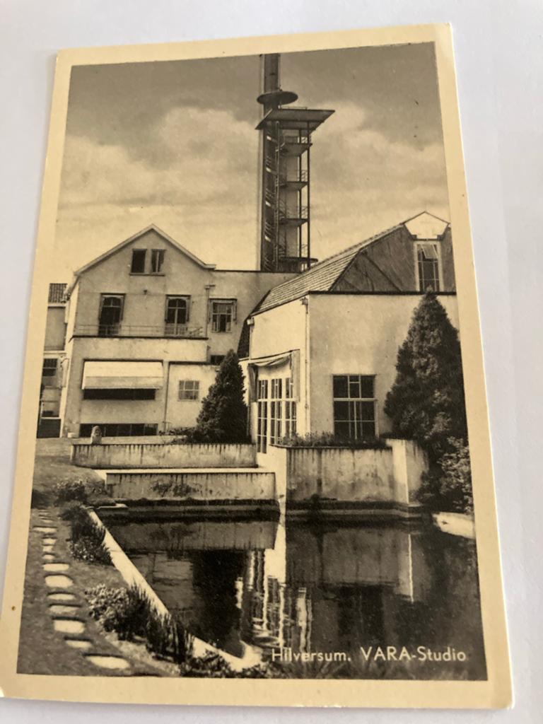 Ansichtkaart Hilversum, VARA-Studio (Hema), Verzamelen, Ansichtkaarten | Nederland, Ophalen of Verzenden, 1920 tot 1940, Ongelopen