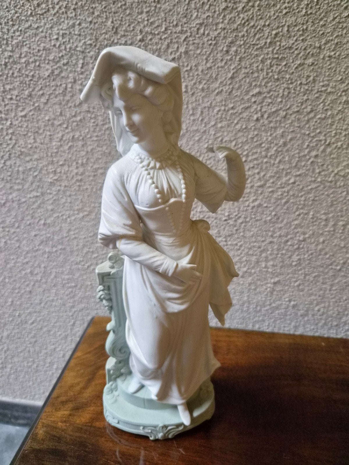 Antiek beeldje van vrouw in klassieke stijl, Ophalen of Verzenden, 20 - 50 cm, Beeld, Op sokkel