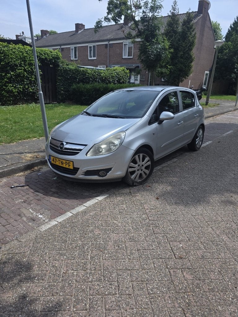 Opel Corsa 1.4 16V 5D WR 2006 Grijs €700 KOPPAKKING PROBLEEM, Auto's, Voorwielaandrijving, 1063 kg, 4 cilinders, 49 €/maand