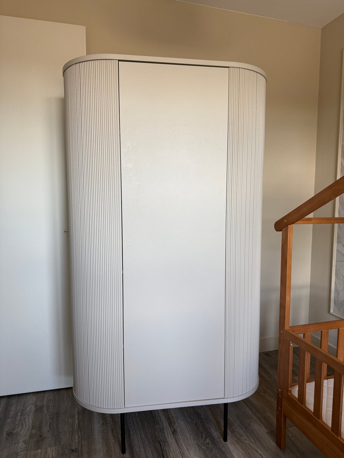 Stijlvolle kledingkast babykamer met ribbeldetails, Ophalen, 50 tot 100 cm, Zo goed als nieuw, 150 tot 200 cm