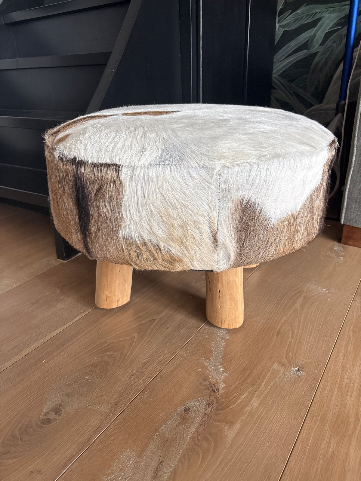 Poef met 4 pootjes en koeienhuid - 60 cm breed, Huis en Inrichting, Ophalen, Gebruikt, Rond, 50 tot 75 cm