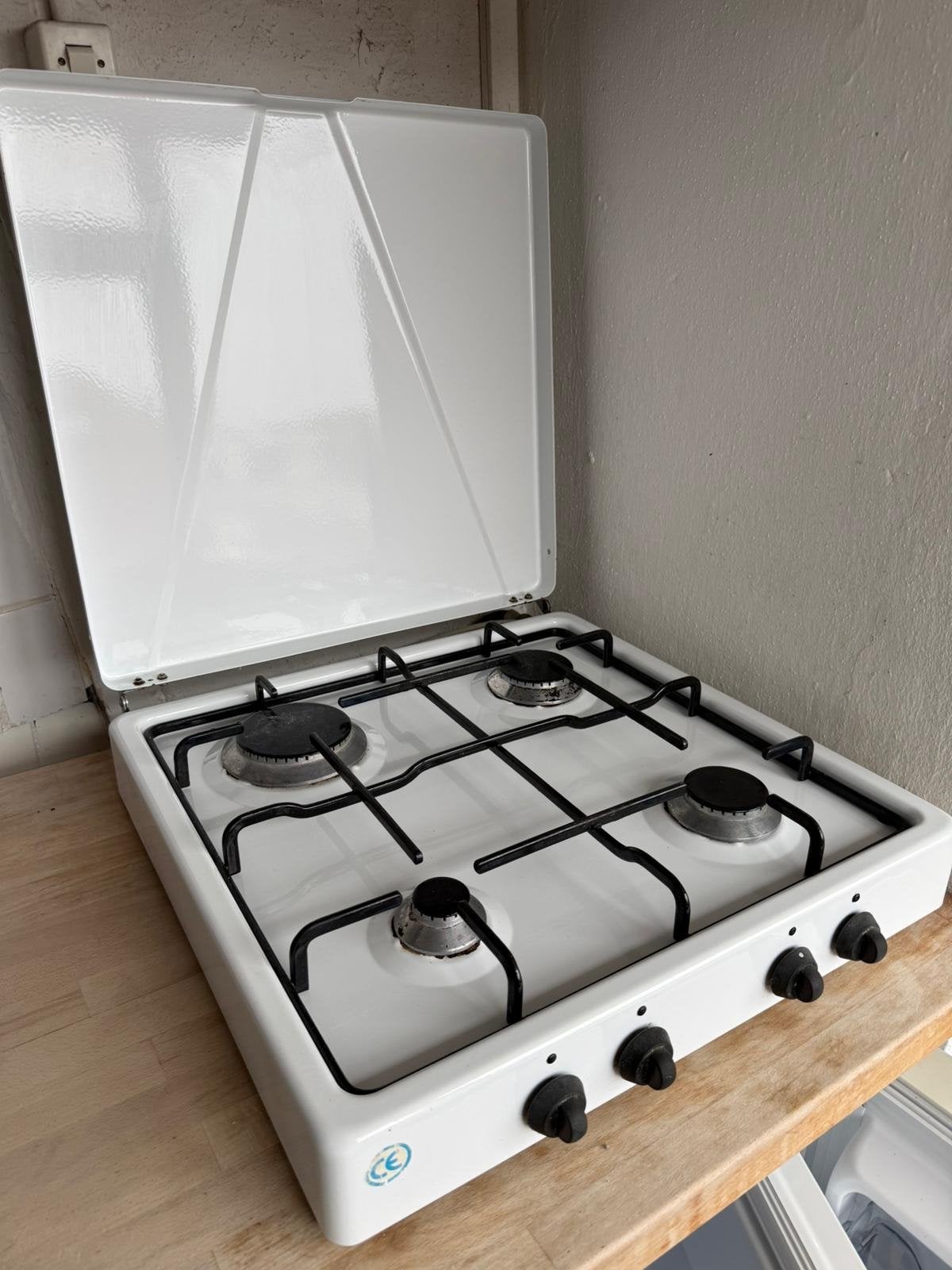 Compact 4-pits gasfornuis met deksel - Ideaal voor camping, Ophalen, Minder dan 85 cm, 4 kookzones, Zo goed als nieuw
