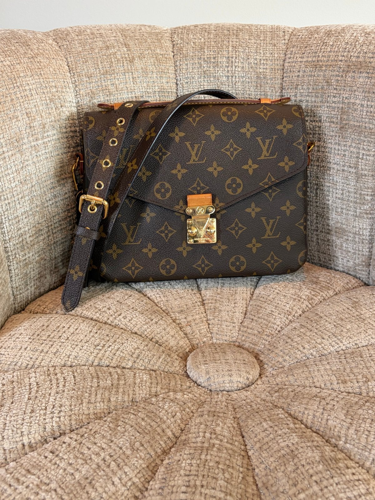 Louis Vuitton Pochette Metis, Ophalen of Verzenden, Zo goed als nieuw, Bruin, Schoudertasje