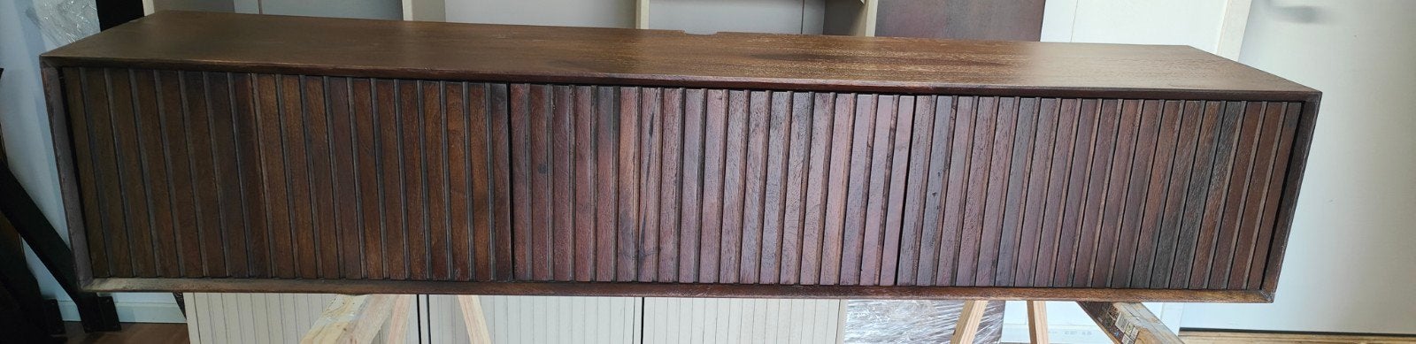 Zwevend tv-meubel Madison Brown 160 cm met lattenpatroon, Madison, Info@meubeloutletmeppel.nl, 150 tot 200 cm, Ophalen of Verzenden