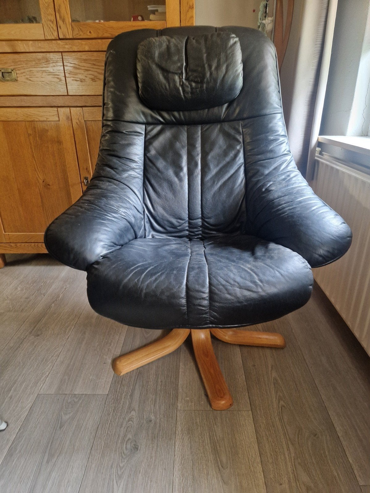 Zwarte leren fauteuil met houten draaivoet, Modern, Comfortabel, Gebruikt, Zwart, Ophalen of Verzenden