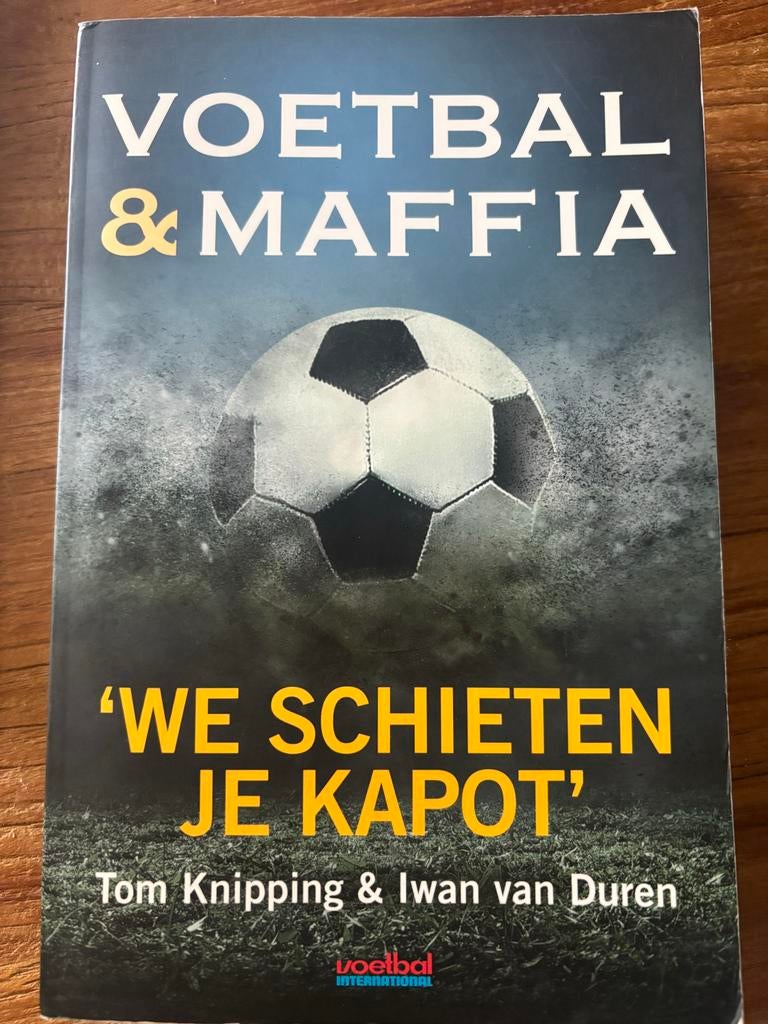 Boek Voetbal & Maffia, Ophalen of Verzenden, Gelezen, Balsport