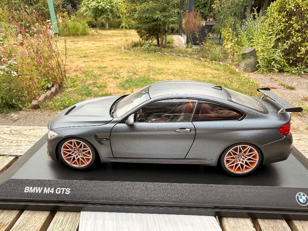 BMW M4 GTS Minichamps INCL. 200 PAG BOEK, Hobby en Vrije tijd, Modelauto's | 1:18, Minichamps GmbH & Co. KG Postfach 500505 DE 52089 Aachen