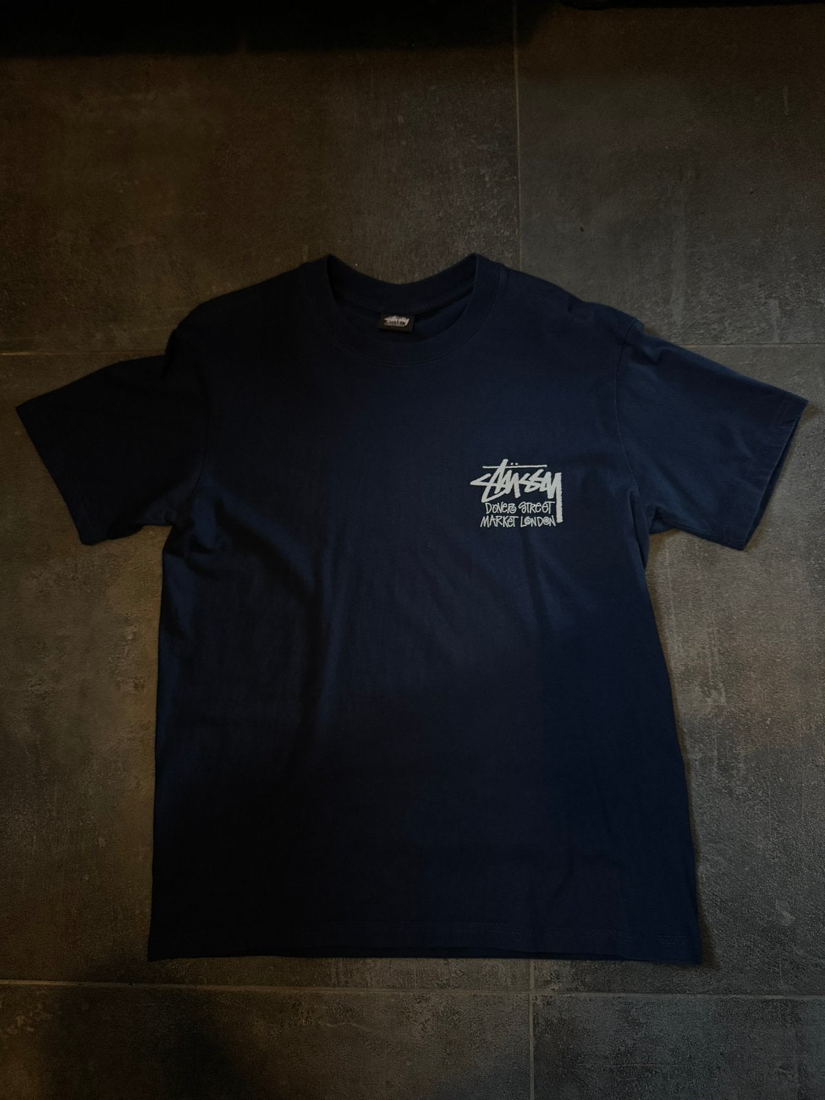 Stüssy x Dover Street Market London T-shirt Navy – Maat S, Ophalen of Verzenden, Zo goed als nieuw, Maat 46 (S) of kleiner, Blauw