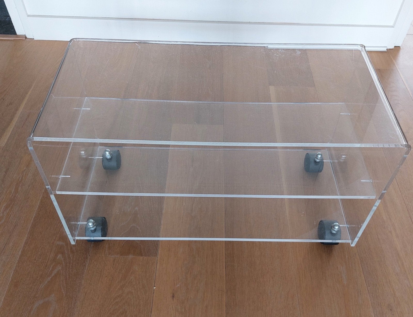 Plexiglas serveer/tv meubel met wieltjes., Huis en Inrichting, Kasten | Schoenenkasten, Ophalen, Zo goed als nieuw