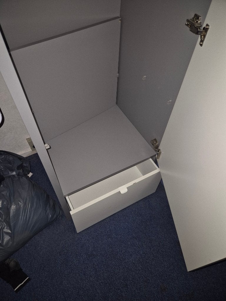 Kast, gratis ophalen, Kunststof, Gebruikt, 200 cm of meer, 50 tot 100 cm