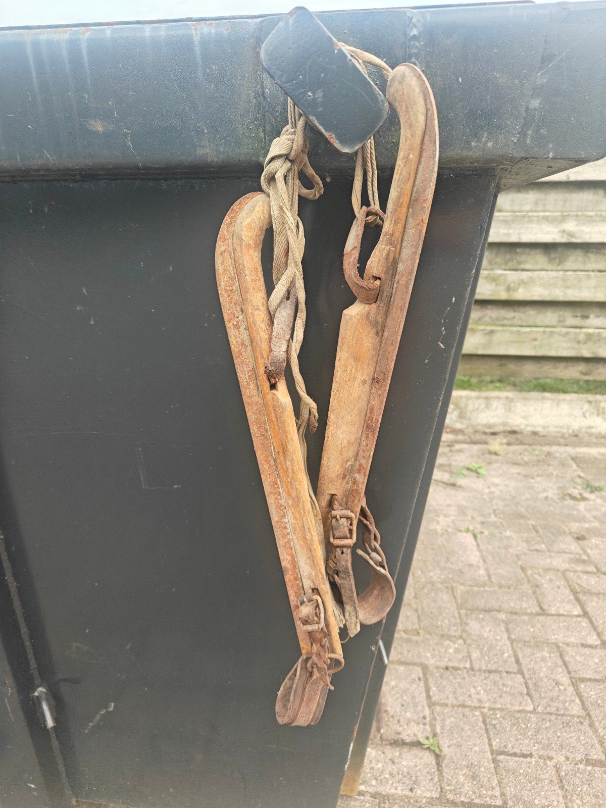 Oude schaatsen onderbinders - decoratie, Antiek en Kunst, Ophalen