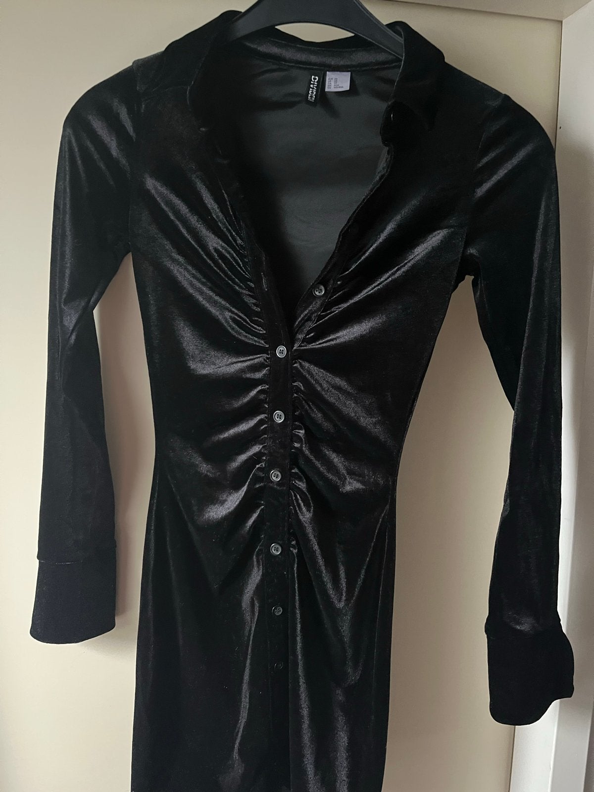 Zwarte fluwelen jurk van Divided by H&M, maat XS, Zwart, Ophalen of Verzenden, Zo goed als nieuw, Maat 34 (XS) of kleiner