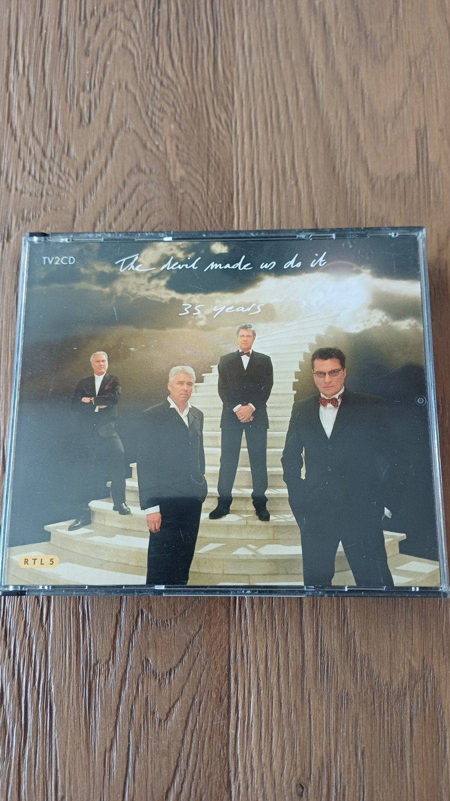 Golden Earring - The Devil Made Us Do It 35 Years (2CD), Inclusief boekje, Rock, Ophalen of Verzenden, Zo goed als nieuw