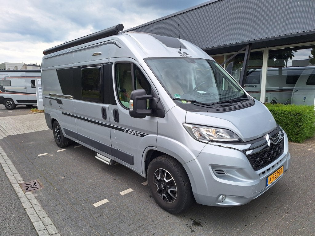 Adria Twin 600 SP BUSBIKER EN BEARLOCK, Caravans en Kamperen, Campers, Standaard zit, Bedrijf, Adria, Overige merken