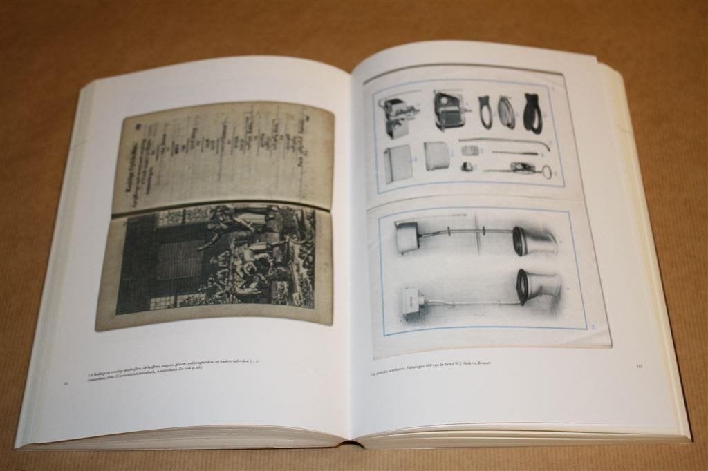 Komrij\'s kakafonie, oftewel Encyclopedie van de stront., Ophalen of Verzenden, Gelezen
