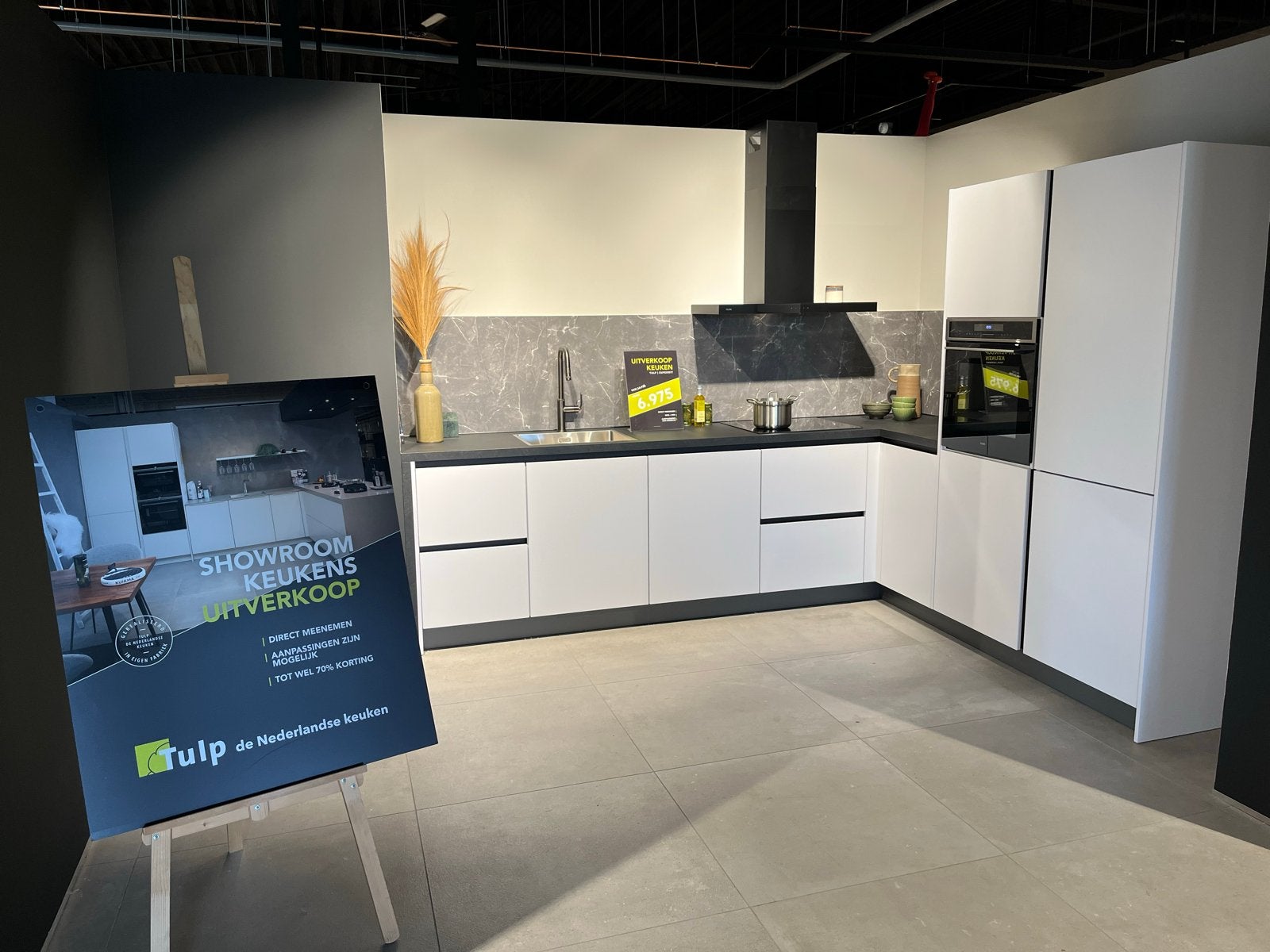 Tulp showroomkeuken met apparatuur en garantie, Huis en Inrichting, Keuken | Complete keukens, Ophalen, Wit, Hoekkeuken, Nieuw