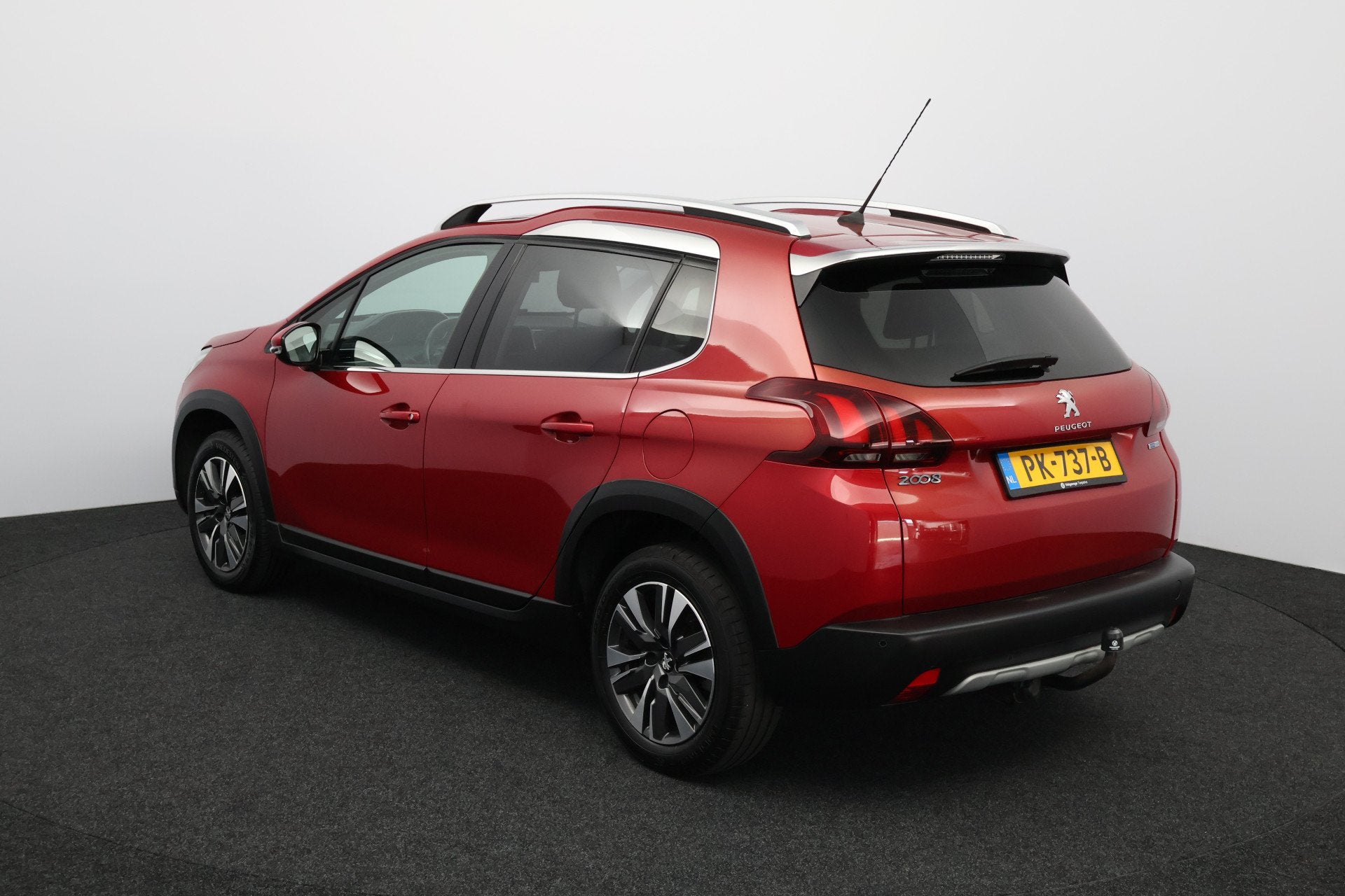 Peugeot 2008 1.2 PureTech Allure /Pano-Dak! /Trekhaak! /Appl, Auto's, Voorwielaandrijving, Euro 6, Leder en Stof, Origineel Nederlands