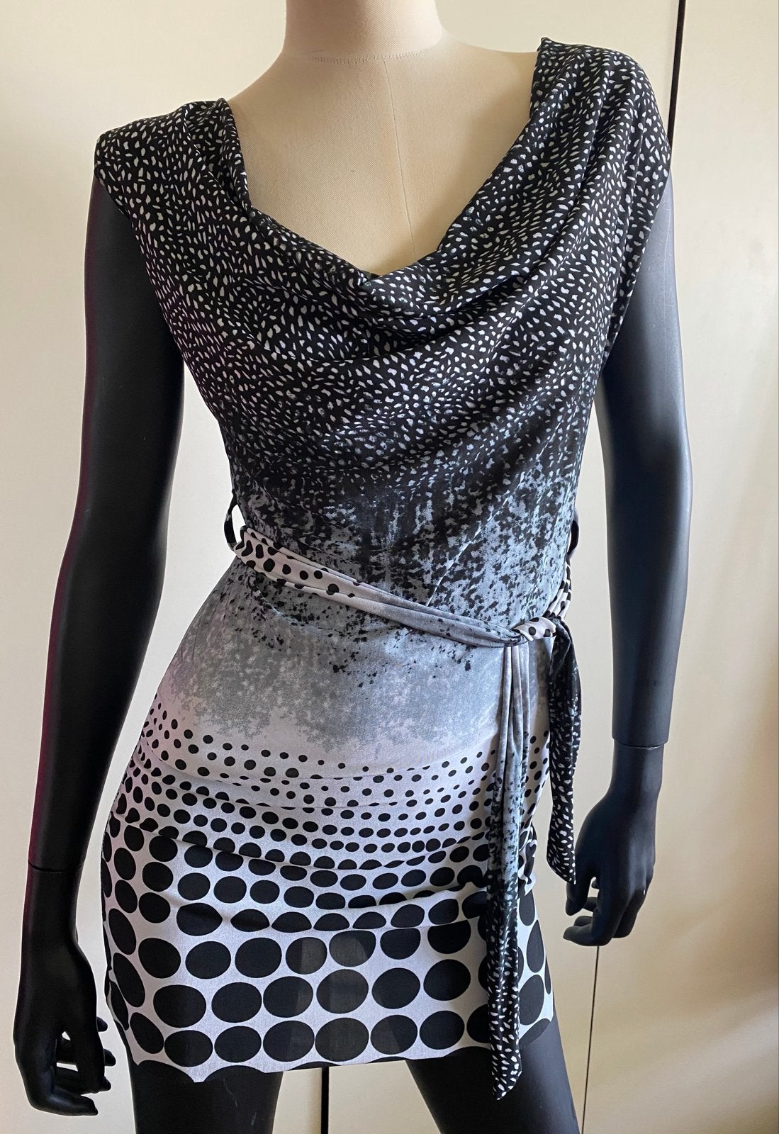 Stijlvolle Zwart-Witte Jurk met Polka Dots en Ceintuur mt. M, Maat 38/40 (M), Zwart, Ophalen of Verzenden, Zo goed als nieuw