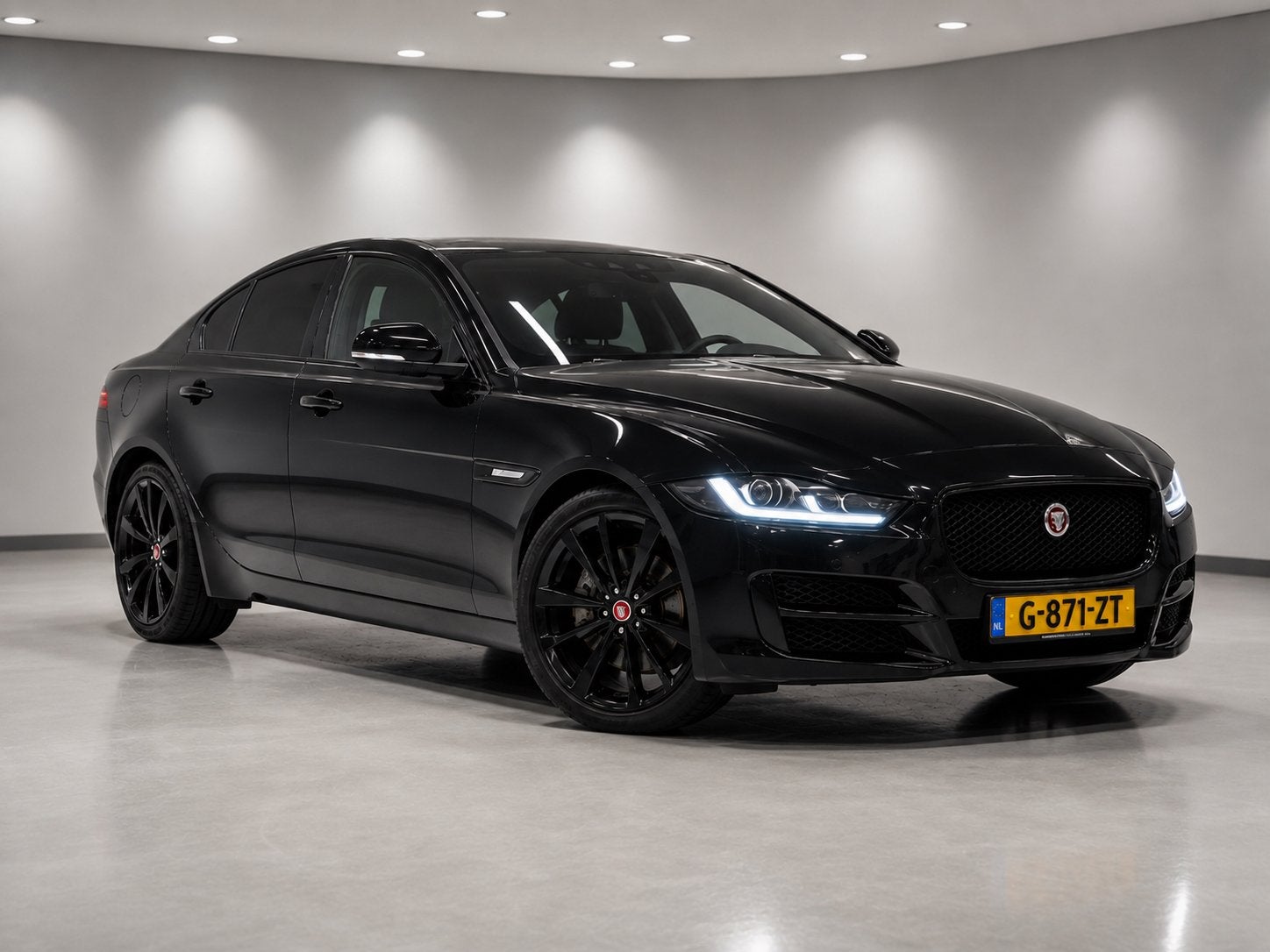 Jaguar XE 2.0 250pk AWD Automaat 2020, Achterwielaandrijving, 1800 kg, 4 cilinders, Zwart