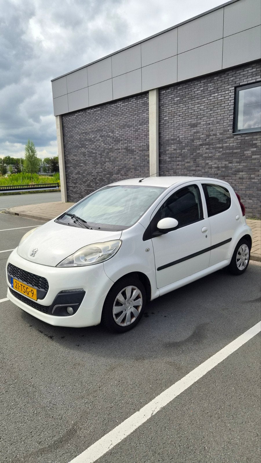 Peugeot 107 bouwjaar 2012 104.xxxkm, Auto's, Stof, Zwart, Handgeschakeld, Particulier