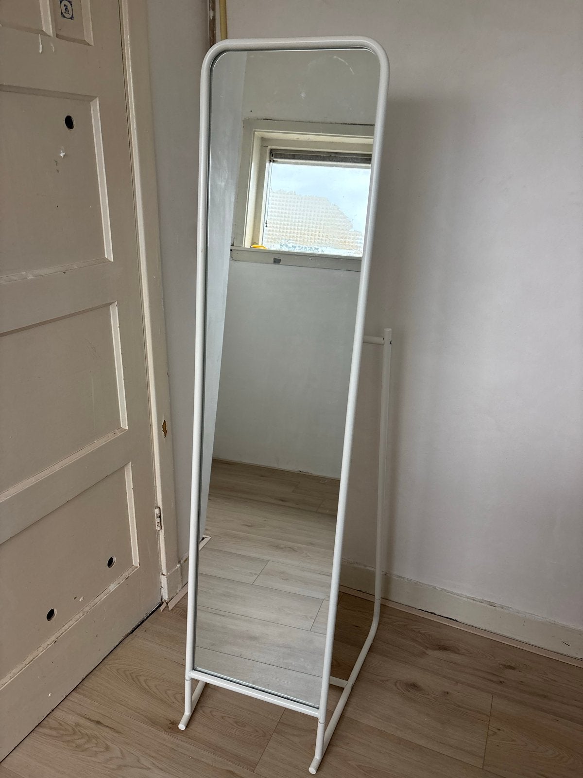 Witte staande spiegel IKEA met kledingrek, Huis en Inrichting, Ophalen, Minder dan 50 cm, Zo goed als nieuw, 150 tot 200 cm