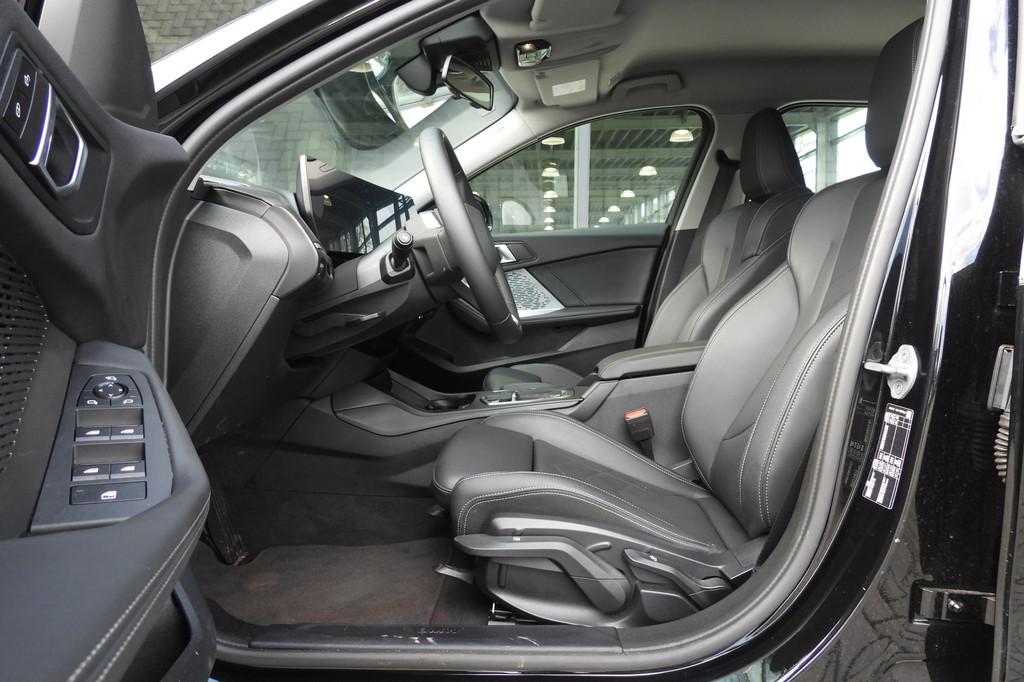 BMW 1 Serie 120 M Sport Automaat / Sportstoelen / Achteruitr, Gebruikt, 156 pk, Met garantie (alle), Zwart