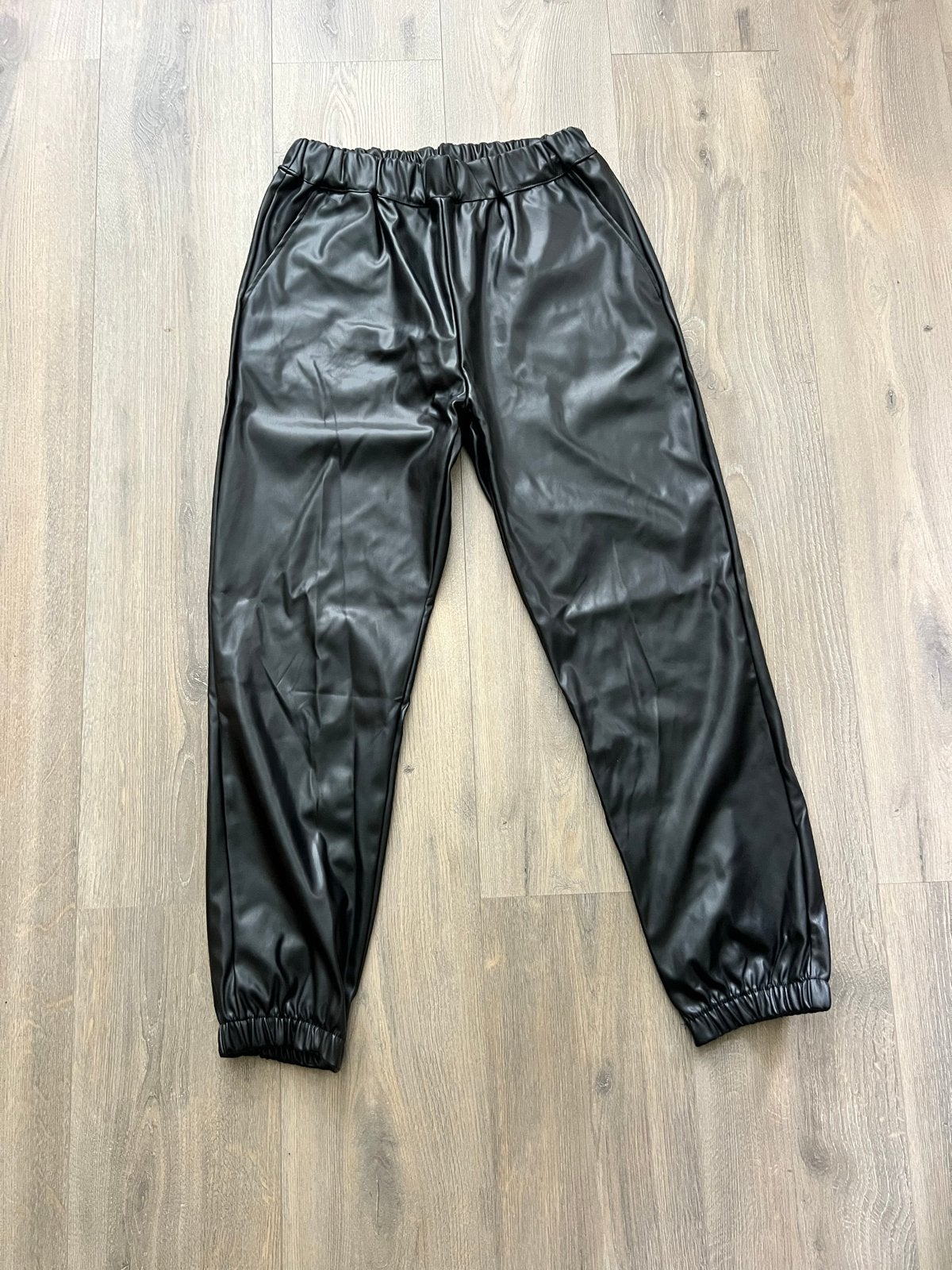 Zwarte imitatie leren jogger broek - Maat L, Kleding | Dames, Broeken en Pantalons, Zwart, Maat 42/44 (L), Ophalen of Verzenden