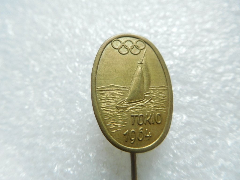 speldje Olympische spelen Tokio 1964 zeilen, Verzamelen, Speldjes, Pins en Buttons, Verzenden, Zo goed als nieuw, Sport