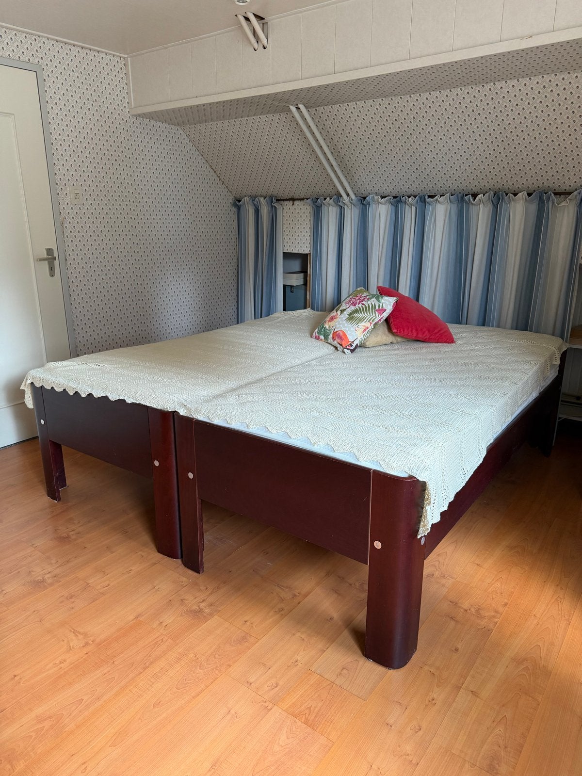 Tweepersoonsbed met houten frame, Ophalen, Gebruikt, Bruin, Tweepersoons