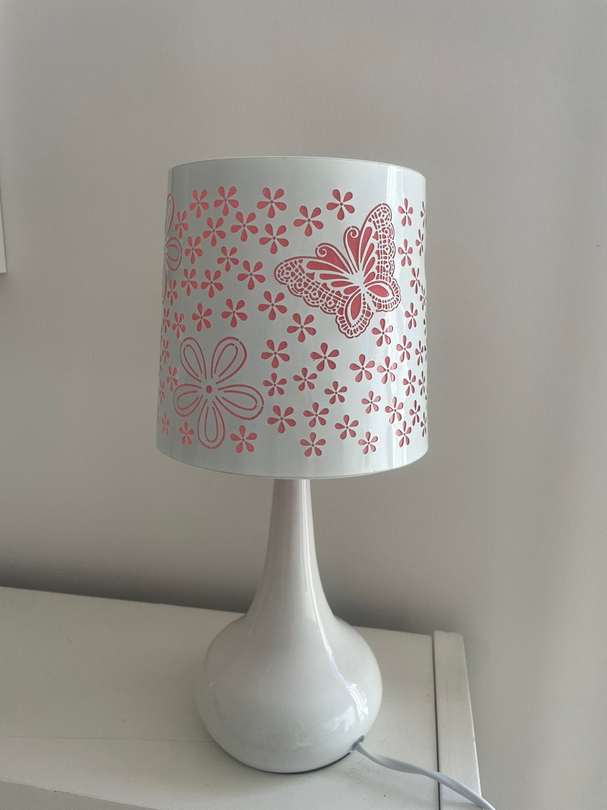 Lampje kinderkamer nachtkast dimbaar bloem vlinder roze wit, Huis en Inrichting, Lampen | Tafellampen, Ophalen, Dimbaar, Kinderlamp