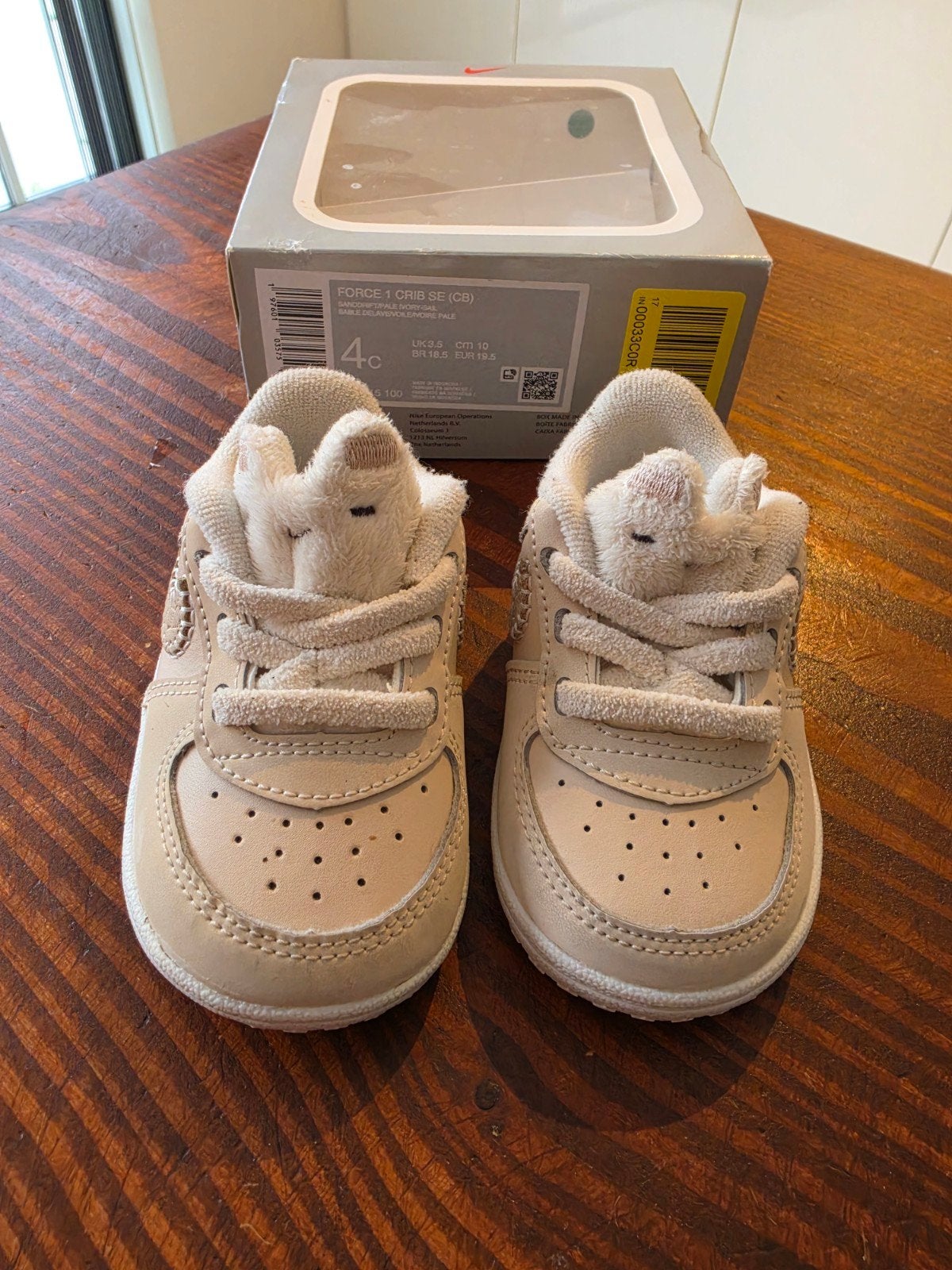Nike Force 1 Crib schoentjes met beren flap - Beige/Wit, Kinderen en Baby's, Babykleding | Schoentjes en Sokjes, Ophalen of Verzenden