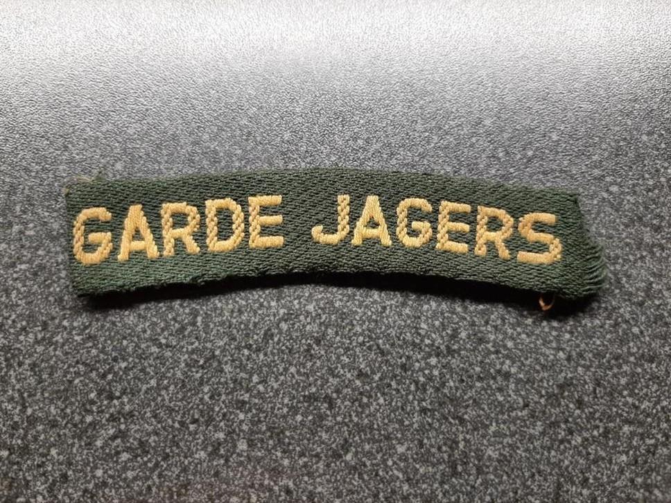 GARDE  JAGERS  -  schoudertitel / straatnaam., Verzamelen, Ophalen of Verzenden, Landmacht, Nederland, Embleem of Badge