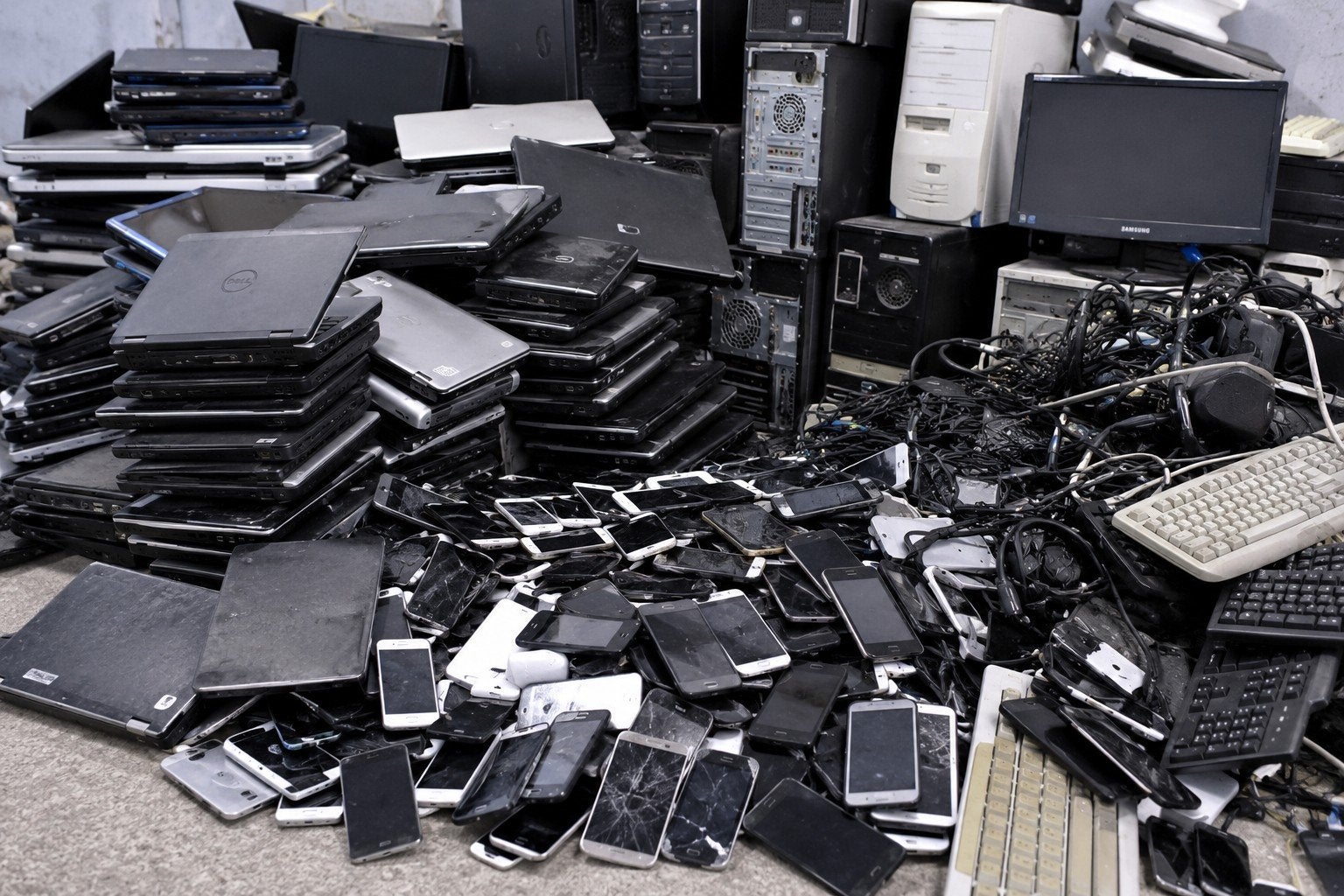 Gezocht: Gratis telefoons, computers en laptops voor hobby, Computers en Software, Windows Laptops, Ophalen, Onbekend