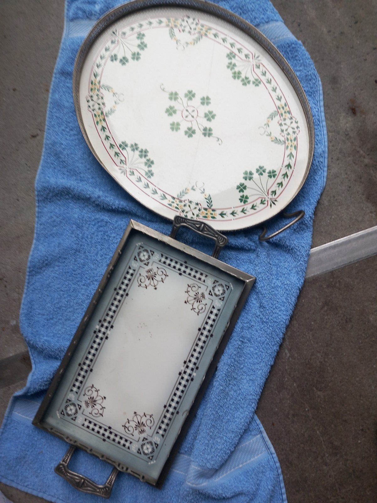 Set van 2 vintage dienbladen - ovaal en rechthoekig, Gebruikt, Ophalen of Verzenden, Dienblad, Metaal