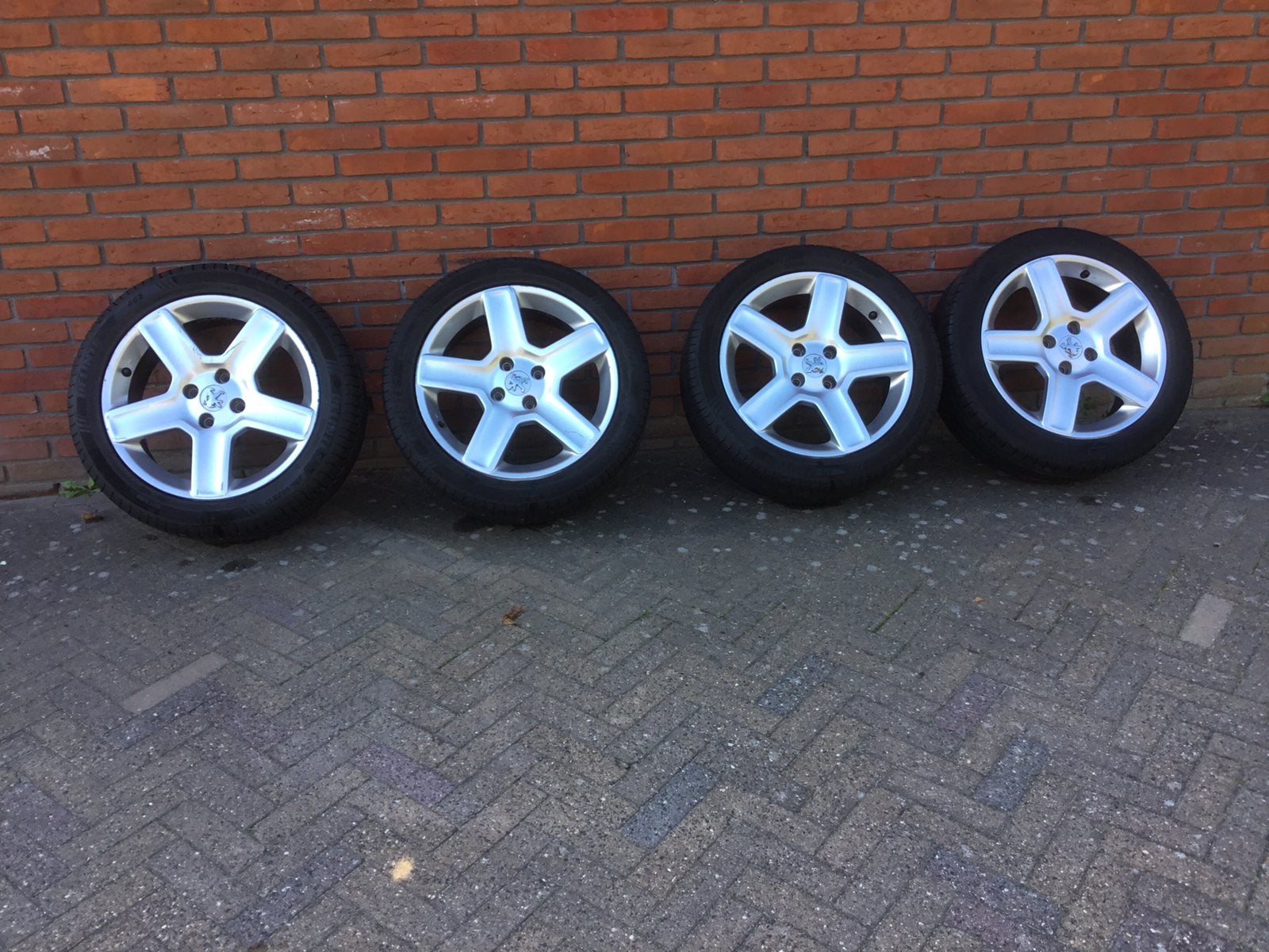 Velgen Peugeot 17”met zomerbanden 4x108 naaf 65mm., Ophalen, Zo goed als nieuw