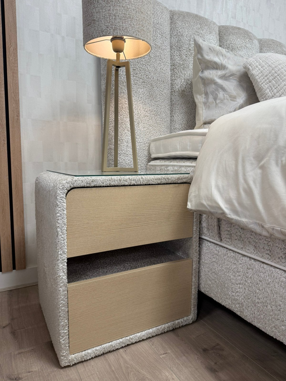 Foto 5 van Luxe Serta Boxspring Ibiza Met Nachtkastje en Bedbank