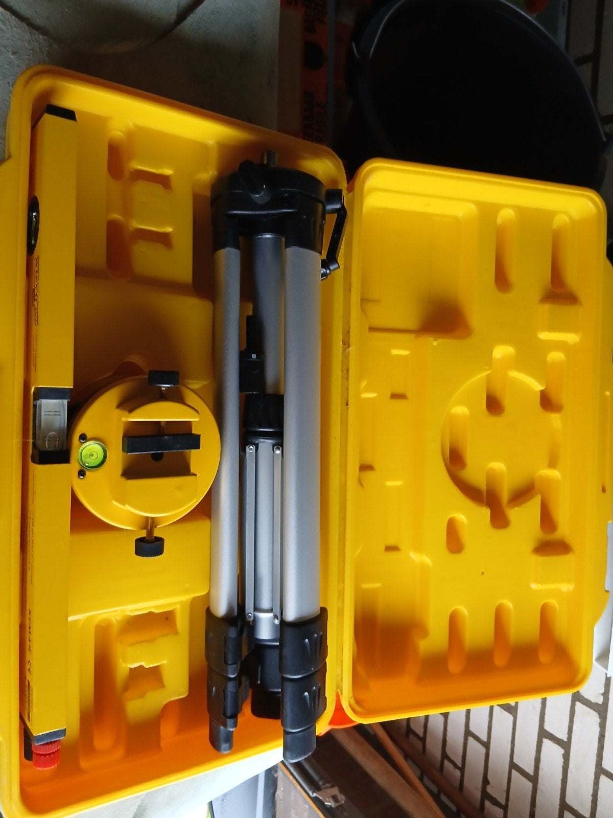 Laser waterpas met statief in koffer - WISYO tools profi, Ophalen, Gebruikt, Licht