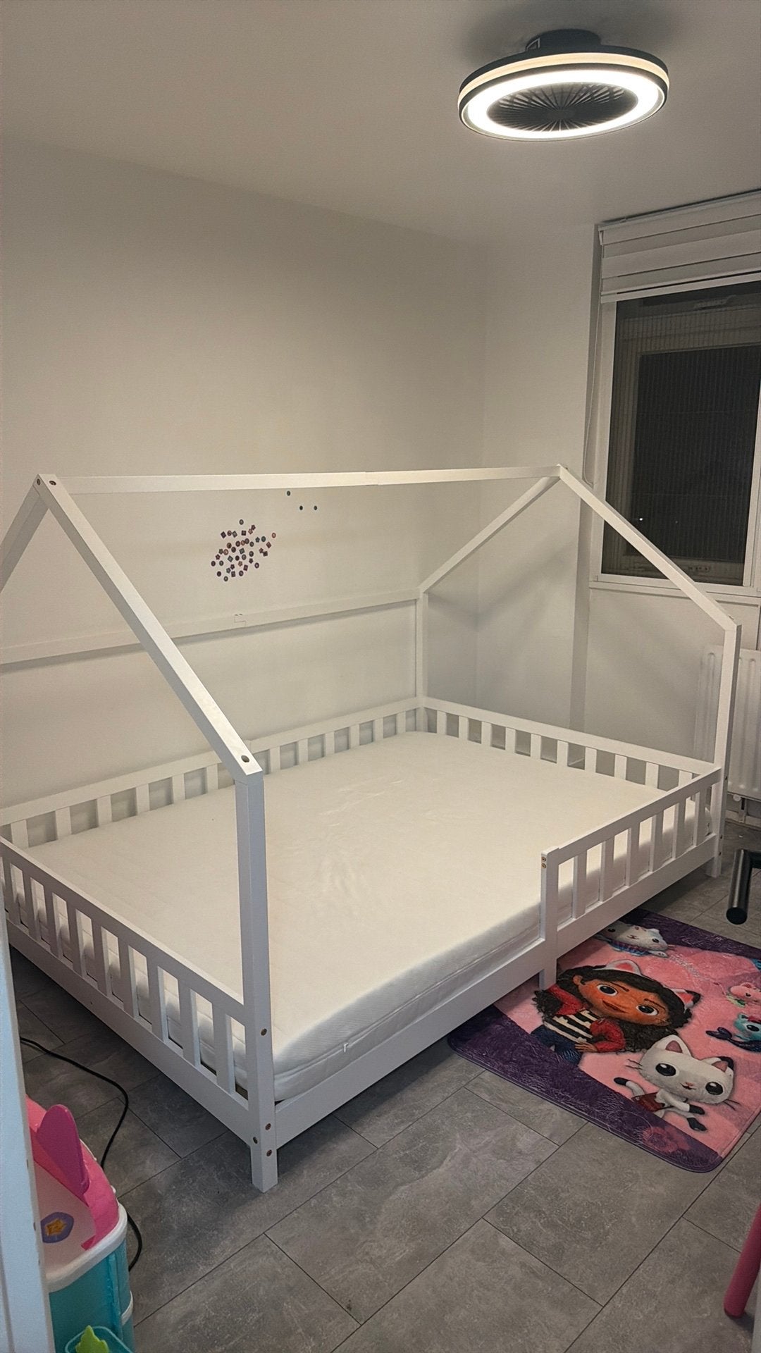 Kinderbed Huisbed 140x200 cm Wit met Lattenbodem + matras, Ophalen, Nieuw, 100 cm of meer, Lattenbodem