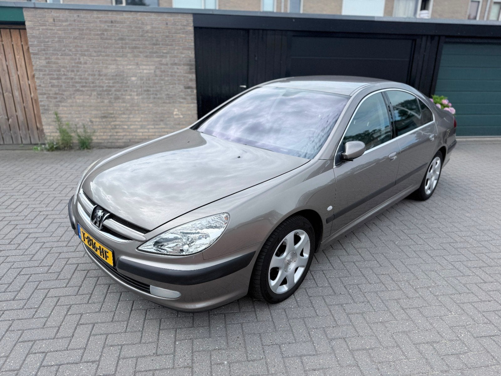 Peugeot 607 2.2 16V AUT 2004 Grijs, Auto's, 1800 kg, 4 cilinders, 157 pk, 75 €/maand