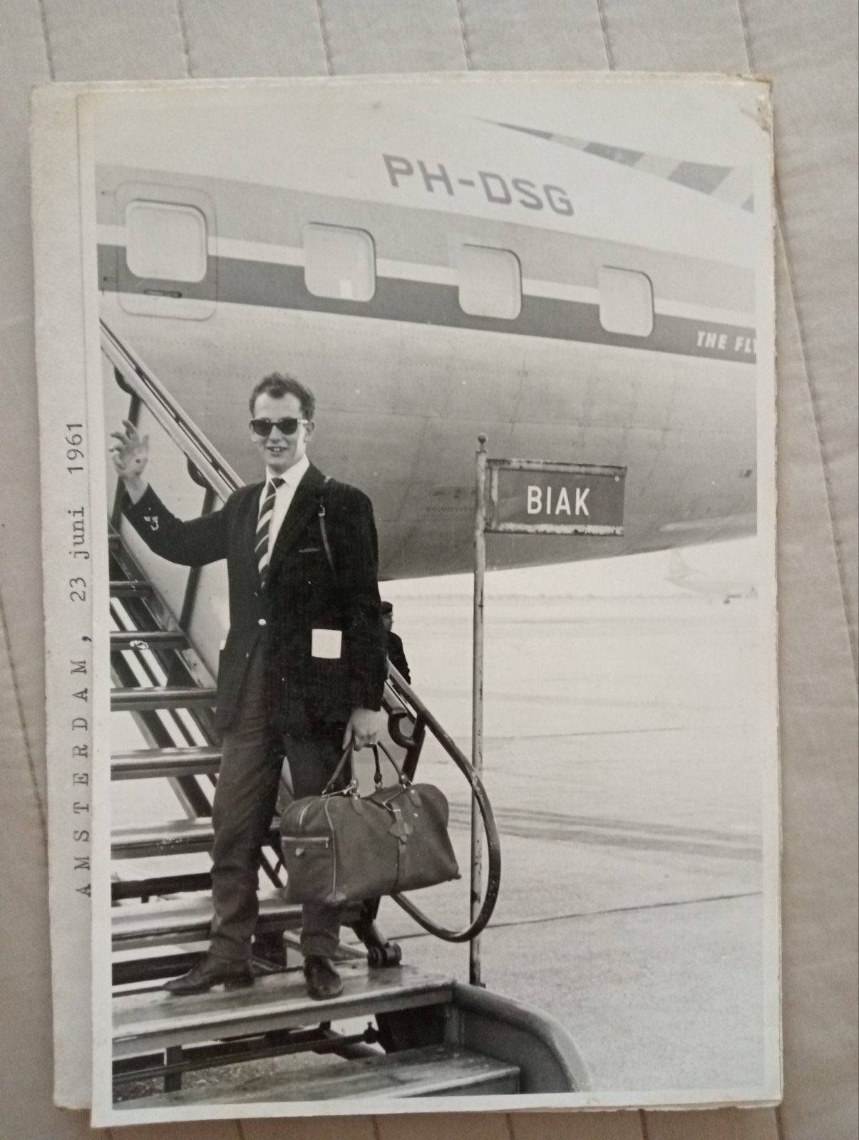 Historische foto: Man bij vliegtuig PH-DSG, Amsterdam 1961, 1960 tot 1980, Gebruikt, Foto, Ophalen of Verzenden