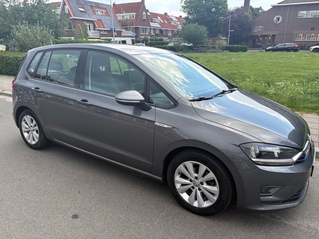 VW Golf Sportsvan 1.0 TSI Connect 2017 NL Camera Leder Grijs, Auto's, Zwart, 1219 kg, 115 pk, Particulier