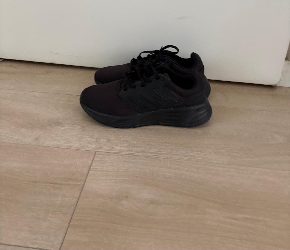 Adidas sneakers maat 41 1/3 - Zwart, Ophalen of Verzenden, Zo goed als nieuw, Zwart