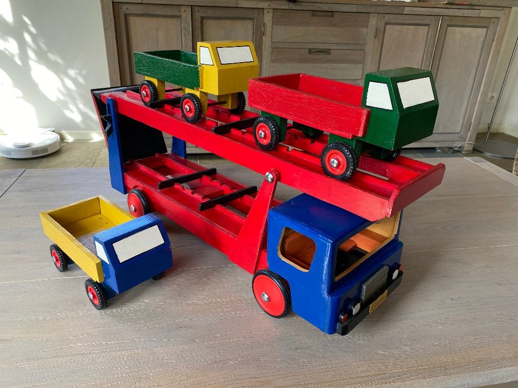 Houten oplegger en 3 vrachtwagens – handgemaakt en kleurrijk, Kinderen en Baby's, Speelgoed | Houten speelgoed, Ophalen, Gebruikt