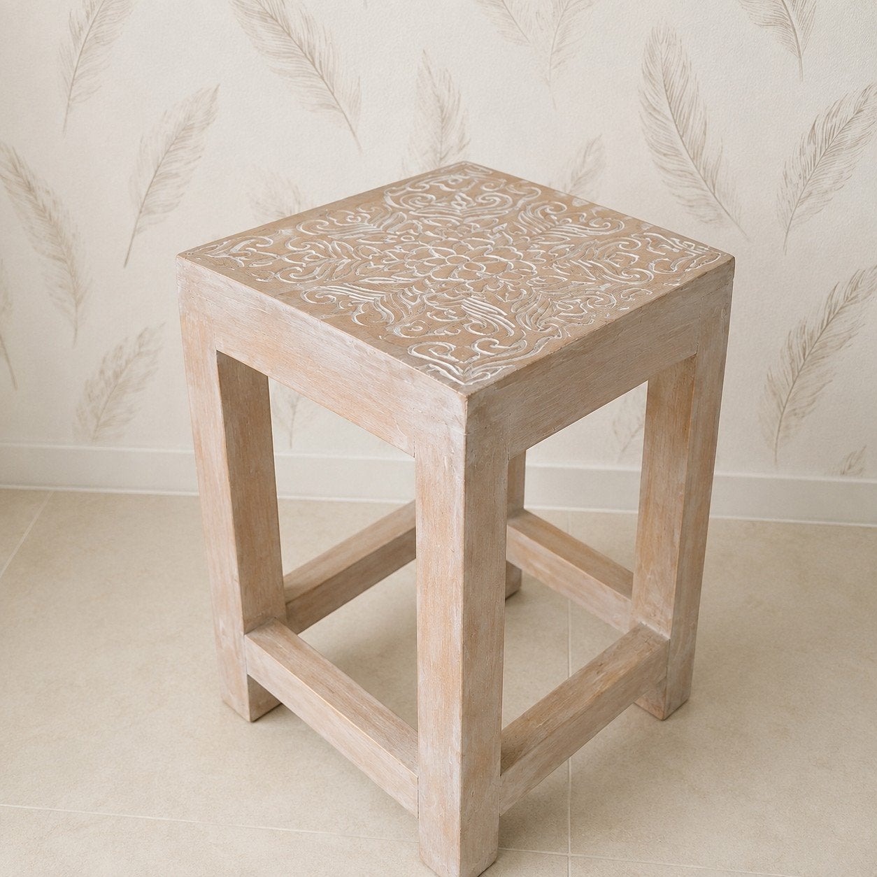 Houten krukje met sierlijk houtsnijwerk, Ophalen, Gebruikt, Hout