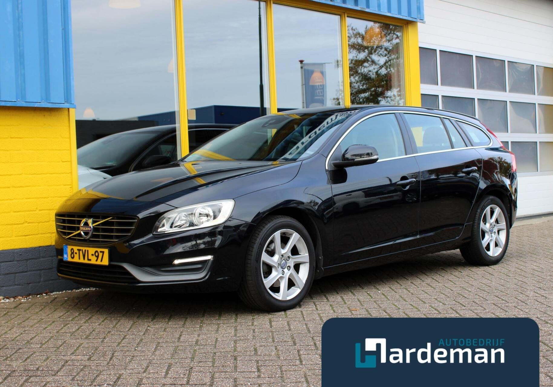 Volvo V60 1.6 T3 Momentum|Carplay|Trekhaak|Automaat, Auto's, Stof, Gebruikt, 4 cilinders, Zwart