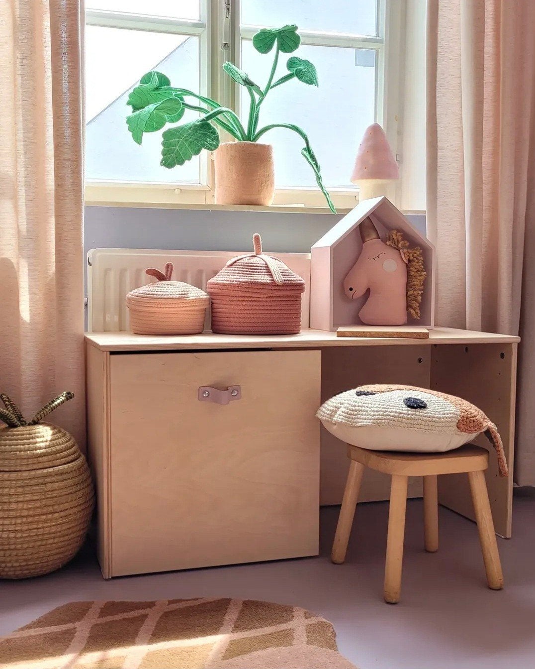 Houten kinderbureautje (x2) en lade, Kinderen en Baby's, Ophalen, Tafel(s)